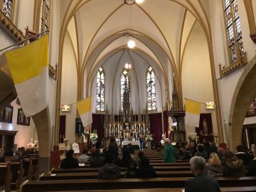 interieur kerk van Tuitjenhorn vóór de vormselviering