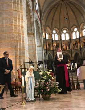 de overhandiging van het boek Katholiek Amsterdam