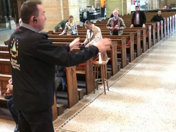 ieder werd veilig begeleid naar het museum, in kleine groepjes