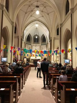 De kerk met slechts dertig gelovigen voor het vormsel (gezinnen zitten bij elkaar)