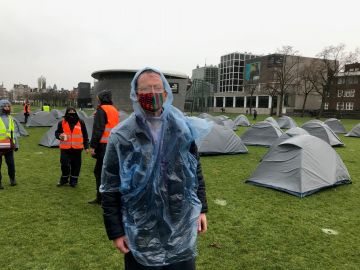 diaken Colm Dekker voor de tenten