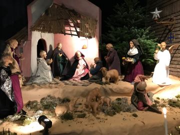 kerststal in de Vredeskerk (nog zonder het Kind Jezus)