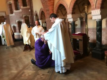 Een nieuwe priester geeeft de neomistenzegen