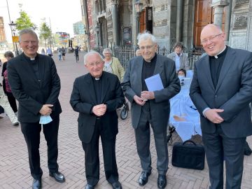 met mgr. Stam en de Apostolisch Nuntius. Rechts past. Fennis