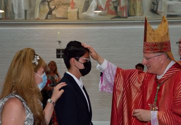 Eerste Vormselviering in nieuwe kerk Almere