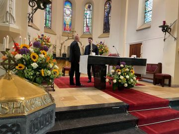 Pastoor Michi Costa ontvangt Bavopenning bij 60-jarig priesterfeest