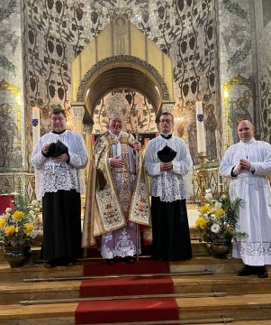 Tweemaal Heilig Vormsel in de Sint Agneskerk in Amsterdam