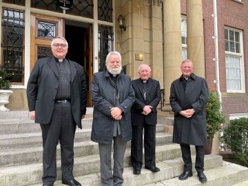 v.l.n.r. mgr. Dellagiovanna, mgr. Punt, mgr. Cavalli en mgr. Hendriks