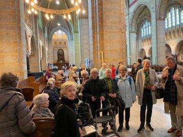 Zusters Augustinessen op bezoek in de Kathedraal