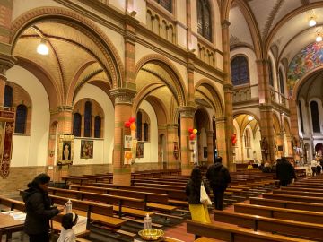 de kerk was mooi versierd voor het Vormselfeest