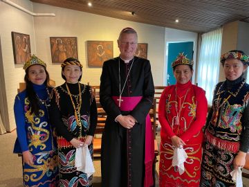 Danseressen in mooie traditionele kleding