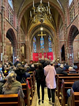 De kerk in Driehuis stroomt vol...