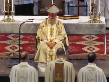 'n moment van de bisschopswijding (in de H. Vituskerk in Hilversum)