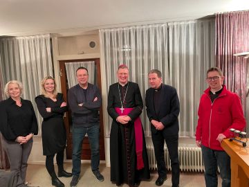 Met priesters en leerkrachten