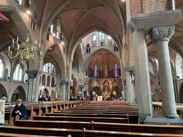 De basiliek met voorin het kruis van de Ridders van het H. Graf