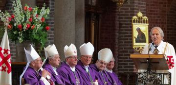 de aanwezige bisschoppen, rechts de landscommandeur, dhr. Krapels