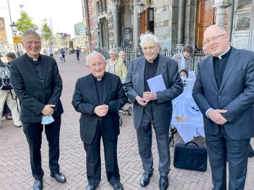 v.l.n.r. Mgr. Hendriks, Mgr. Cavalli, Mgr. Stam en pastoor Fennis