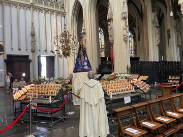 Vanwege de meimaand staat de Zoete Moeder voor in de Sint jan