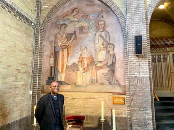 Muurschildering van Jaap Min met het H. Bloedwonder in de kerk van bergen