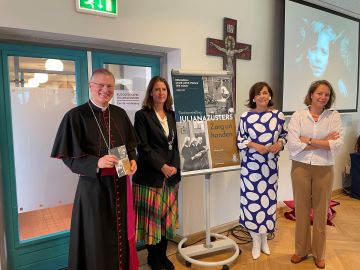 v.l.n.r. bisschop, burgemeester, Jacobine Geel, Nanine van Smorenburg