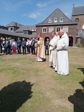 herdenking in de pandhof