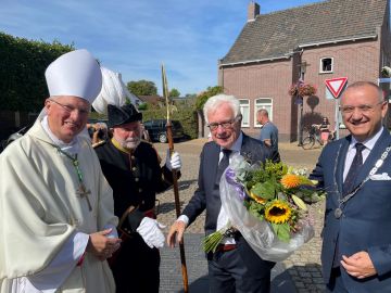 felicitaties voor de onderscheidene, hier met de burgemeester