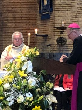 Een volle kerk bij feest voor Ambro Bakker