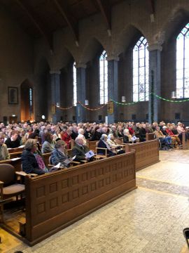 Een volle kerk bij feest voor Ambro Bakker