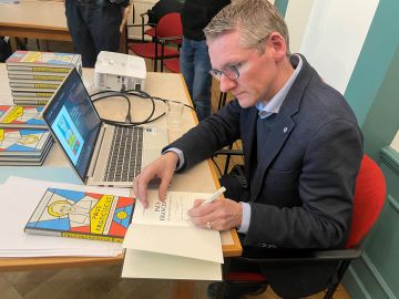 de auteur signeert exemplaren van het boek