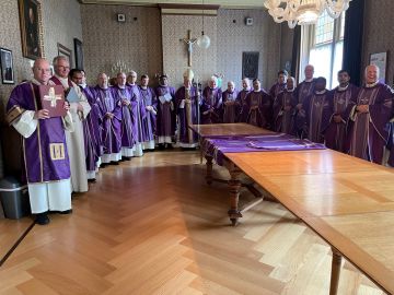 concelbrerende priester, diakens en pastoraal werker