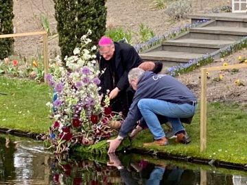 Het bloemstuk wordt te water gelaten