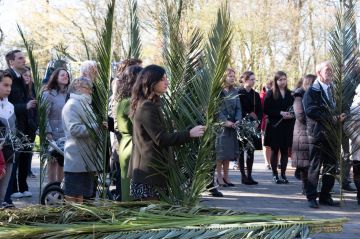 Palmzondagviering met echte palmtakken