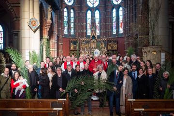 Palmzondagviering met echte palmtakken