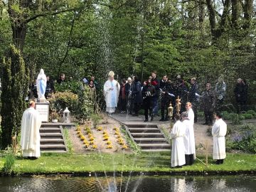 Gebed tot Maria bij het beeld in het bedevaartspark