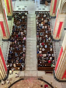 Blik op de kathedraal aan het einde van de Eucharistieviering