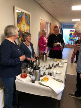 bij het koffie drinken na afloop