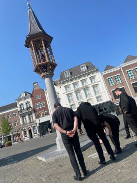 Vol aandacht voor de straattegel met de geschiedenis va de Mariazuil