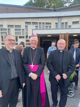 Met de pastoor en kapelaan voor de kerk van Uithoorn