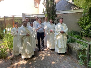 De priesters van de H. Mis voor de jongeren