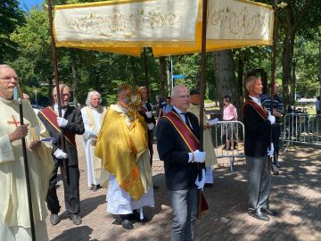 Gelukkig zijn de zachtmoedigen! Sint Jansprocessie in Laren