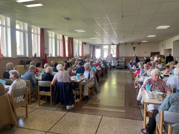 De groep van de Haarlemse bedevaart in de eetzaal