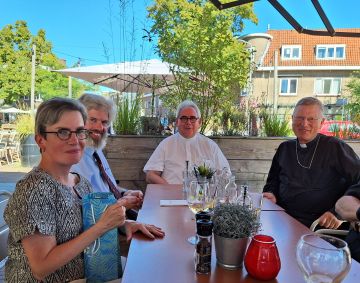 drs. Liesbeth Stalmeier, naast haar drs. Wim vd Dool en NKSR voorzitter drs. Titus Frankemölle