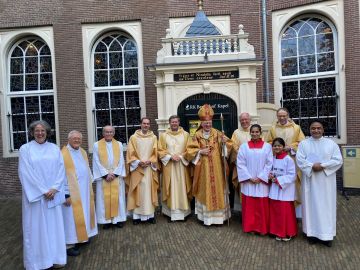 met de priesters en misdienaars