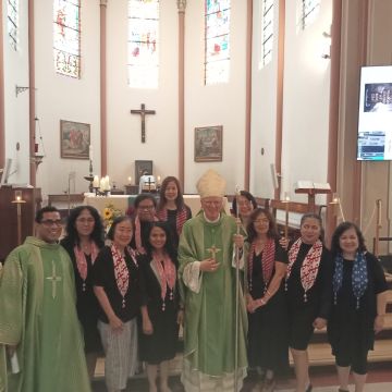 Het indonesisch koor zong bij de Eucharistie