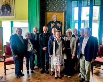 De familie Bomers voor het portret van Mgr. Bomers, links achter diens voorganger, mgr. Zwartkruis