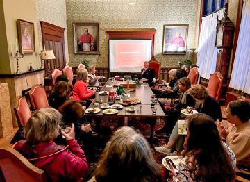 De vrouwengroep bijeen in het bisschopshuis