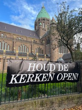 Actie-spandoek bij de kathedraal