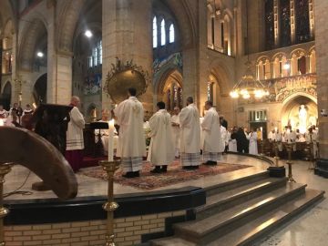 Feestelijke diakenwijding in een volle kathedraal