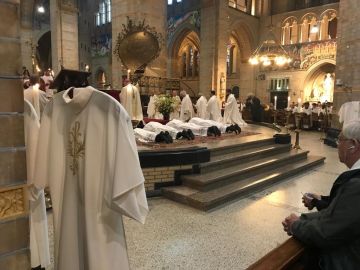 Feestelijke diakenwijding in een volle kathedraal