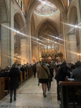 Feestelijke diakenwijding in een volle kathedraal